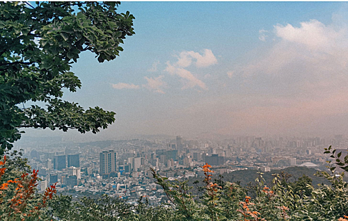 Toàn cảnh thành phố Seoul nhìn từ tháp Namsan. Ảnh: Hoàng Anh.