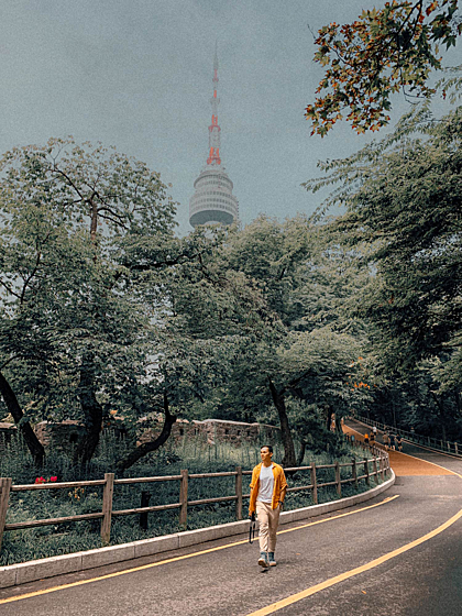 Con đường đi bộ dẫn vào tháp Namsan. Ảnh: Hoàng Anh.