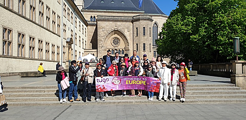 Du lịch một mình cũng là cơ hội để bạn có thêm nhiều bạn mới. Ngoài ra, bạn có thể một mình đăng ký đi du lịch tour. Những người đồng hành trong tour sẽ giúp chuyến khám phá miền đất mới trở nên an toàn. Ảnh: Tugo.