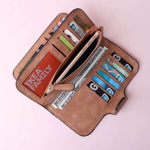 Số tiền bạn mang theo tương đối lớn vì cần nhiều khoản chi trả nên tốt hơn hết là bạn nên mang theo thẻ tín dụng thay vì giữ nhiều tiền mặt trong người, chỉ nên để một số tiền nhỏ cho để dùng. Chọn một chiếc túi gọn nhẹ để sắp xếp hộ chiếu, tiền và điện thoại của bạn và giữ bất cứ thứ gì có giá trị thực trong túi của bạn.Ảnh: Pinterest.