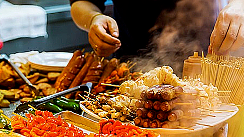 Du lịch một mình thì những nhà hàng sang trọng hầu như ít khi nào xuất hiện trong danh mục lịch trình. Một bữa ăn rẻ, nhanh gọn sẽ là lựa chọn hàng đầu. Bạn vừa có thể dạo phố ngắm phong cảnh, vừa thưởng thức các đặc sản của địa phương. Ảnh: The times.