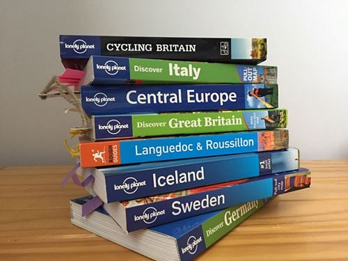 Khi thực hiện chuyến đi một mình, sẽ là một ý tưởng hay khi mang theo một cuốn sách hướng dẫn chất lượng có thể giúp bạn trên đường đi. Với các mẹo và phần ngôn ngữ hoặc chỉ dẫn cần thiết về địa điểm du lịch sẽ giúp bạn ít bối rối hơn. Ảnh: Holidaystoeurope.