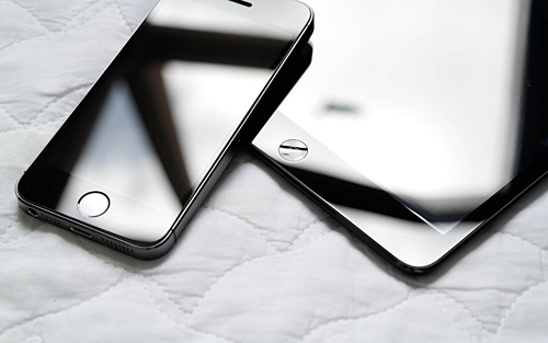 Mang theo điện thoại di động là một điều hiển nhiên, hiện nay ai đi bất cứ nơi nào mà không có điện thoại của họ? Nhưng nó là một thứ thiết yếu trong chuyến du lịch một mình của bạn. Không chỉ cho phương tiện liên lạc, mà còn để chụp ảnh, sử dụng Google Maps, thẻ lên máy bay, tra cứu thông tin, tìm kiếm địa điểm du lịch,.. Ảnh: Pinterest.