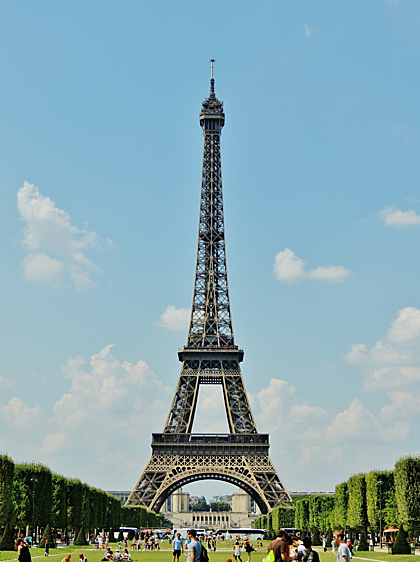 Tháp Eiffel thường mở cửa từ 9h sáng đến giữa đêm để phục vụ nhu cầu tham quan của du khách. Ảnh: Wikipedia.