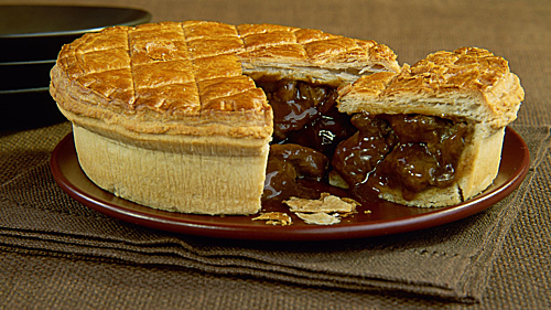 Bánh steak and kidney pie  Điểm đặc biệt của món này là  nhân thay vì được làm bằng nhân ngọt từ táo như bánh táo (apple pie) thì nhân của bánh được làm từ thận của các loại động vật như cừu, bò, lợn được cắt lát và xào chín cùng với hành phi và 1 số loại gia vị khác để tạo vị mặn bên trong nhân và vị ngọt bên ngoài lớp vỏ. Bánh được làm theo kích thước là lớn hoặc nhỏ tùy vào nhu cầu của thực khách.