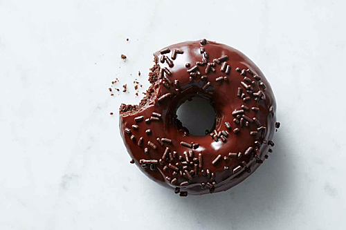 Bánh Donut là một loại bánh ngọt được rán hoặc nướng để ăn tráng miệng hoặc ăn vặt. Đây là loại bánh rất phổ biến ở nhiều đất nước phương Tây. Du khách có thể mua loại bánh này ở tất cả các cửa hàng bánh. Thông thường vỏ bánh sẽ không có nhân, nhưng cũng có thể nhồi nhân bên trong để tăng hương vị của donut. bên ngoài bánh phủ nhiều loại kem như socola, phô mai hay các loại sốt khác. Những chiếc bánh donut thường được trang trí bằng đường bông tuyết, kem, sô cô la, dừa vụn hoặc thậm chí áo đường hay dừa vụn lên toàn bộ bánh. Ảnh: King Arthur Flour.