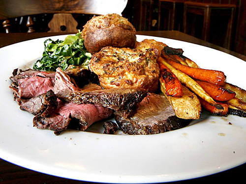 Sunday Roast là món ăn truyền thống của người Anh thường vào ngày Chủ nhật ( nên được gọi là Sunday Roast). Nguyên liệu làm nón này rất đơn giản, bao gồm thịt nướng, khoai tây nướng và các món ăn kèm như bánh pudding Yorkshire, rau và nước thịt. Các loại rau khác như súp lơ thường được chế biến thành phô mai súp lơ, ngoài ra còn có rau mùi tây nướng, mầm brussel, đậu Hà Lan, cà rốt, đậu á và bông cải xanh cũng có thể là làm nguyên liệu của món ăn. Món nướng ngày Chủ nhật - Sunday Roast cũng phổ biến ở nhiều vùng của Ireland, đặc biệt là ở Ulster (chủ yếu ở Bắc Ireland và Donegal).